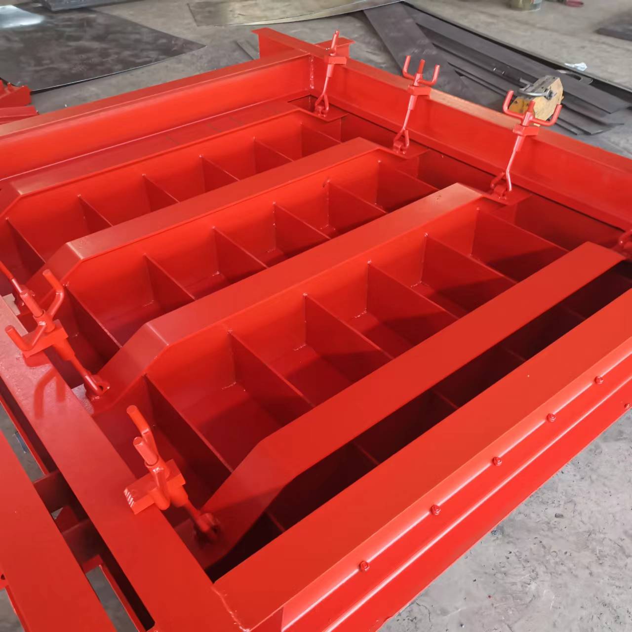 10套PLC远程控制防水闸门加班生产中